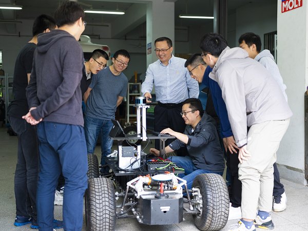 【寻访身边的榜样】他把“小”车开上“大”舞台———访东南大学首席教授殷国栋